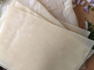 1、烤冷面,这就是冷面片，网上有卖的，一包十片