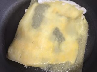 4、烤冷面,7分熟左右的时候，迅速翻面