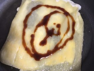 6、烤冷面,挤出一些涂在面片上