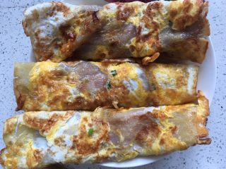 7、烤冷面,包起来就可以出锅了