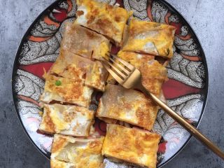 8、烤冷面,切成小块放到盘子里