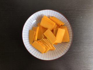 2、脆皮空心南瓜球,南瓜切薄片