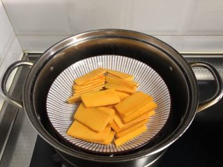 3、脆皮空心南瓜球,盘子覆盖保鲜膜，上锅蒸熟，大概20分钟