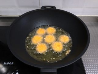 14、脆皮空心南瓜球,下入饼坯，全程最小火，反复翻面