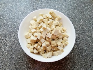 2、骨汤米线,豆腐干洗干净切成小丁。