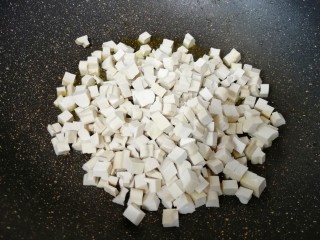 3、骨汤米线, 炒锅烧热倒入适量的食用油,下入豆腐干。