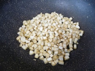 4、骨汤米线,小火煎至金黄色。