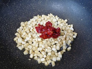 5、骨汤米线, 加入豆瓣酱。