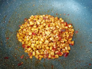 6、骨汤米线,小火炒香以后关火。