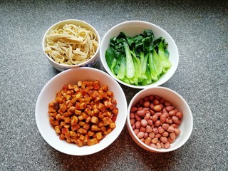 8、骨汤米线,花生米准备好,一切准备就绪。