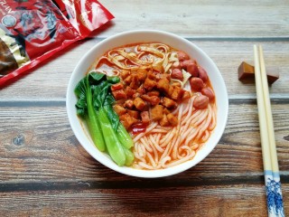 11、骨汤米线, 一碗香喷喷的米线就做好了。