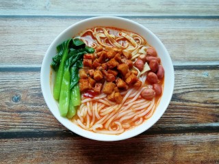 10、骨汤米线, 浇上浓浓的大骨汤。