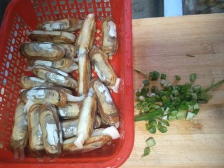 1、海鲜蛏子面,新兴蛏子买来洗干净。小葱切碎。