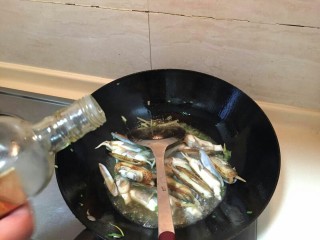 3、海鲜蛏子面,加入一勺料酒。