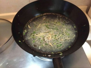 5、海鲜蛏子面,剩下来的蛏子煮出来的水继续保留。