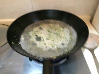 6、海鲜蛏子面,大火煮沸。