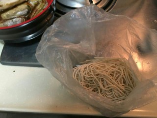 7、海鲜蛏子面,加入面条，