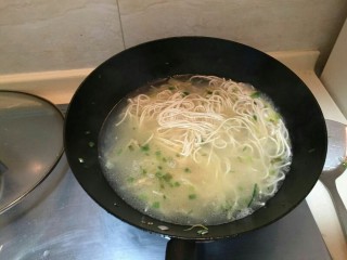9、海鲜蛏子面,把面条煮开后。