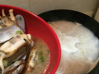 10、海鲜蛏子面,加入刚刚炒好的蛏子