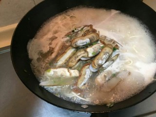 11、海鲜蛏子面, 倒入面中，大火再煮一分钟。