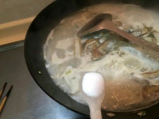 12、海鲜蛏子面, 加入一勺盐，提味。