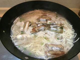 14、海鲜蛏子面,蛏子面就完成啦。