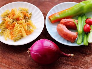 1、时蔬罗勒炒意面,首先备齐所有的食材。