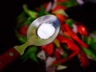 7、时蔬罗勒炒意面,大火继续翻炒片刻，根据个人口味加入适量的盐调味。