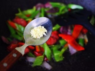 8、时蔬罗勒炒意面,再加入鸡精调味。