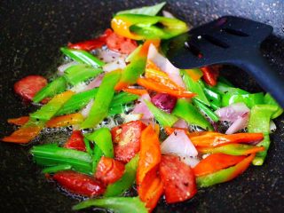 9、时蔬罗勒炒意面,大火翻炒至所有的食材，断生变色的时候。