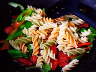 10、时蔬罗勒炒意面,加入煮熟的意面。