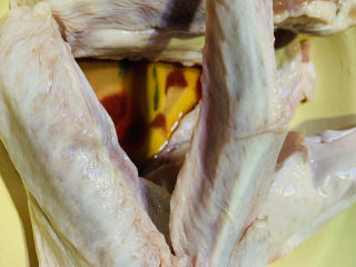 2、红烧鸭翅,解冻，洗净