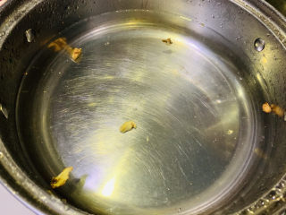 3、红烧鸭翅,准备一锅清水加姜片