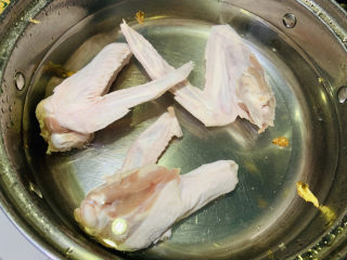 4、红烧鸭翅,鸭翅冷水下锅，水开后焯水3分钟，捞起洗净
