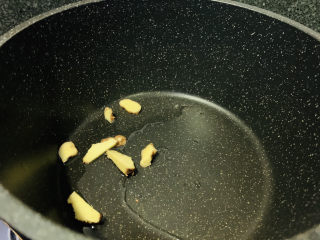 6、红烧鸭翅,加姜片