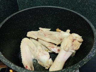 7、红烧鸭翅,加入鸭全翅