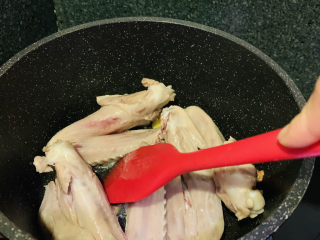 8、红烧鸭翅,大火翻炒至鸭翅微焦