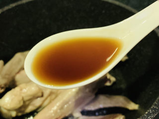 9、红烧鸭翅,加调小火，加料酒炝锅