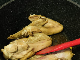 11、红烧鸭翅,翻炒上色