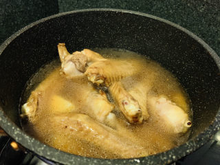 12、红烧鸭翅,加入适量清水