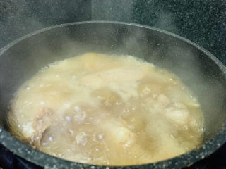 17、红烧鸭翅,翻拌均匀调料，大火煮开，盖住锅盖，转中火焖煮30分钟