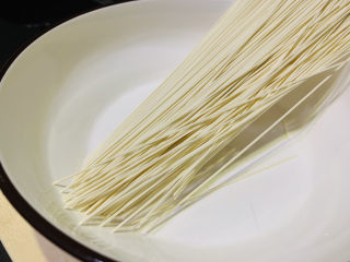 2、麻酱凉面,取适量挂面