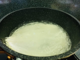 6、麻酱凉面,水烧开，加入挂面