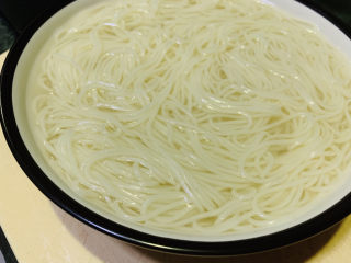 8、麻酱凉面,煮熟的挂面泡在凉白开水中