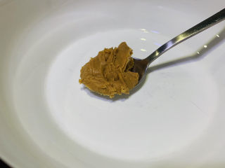 9、麻酱凉面,准备调酱，一勺花生酱