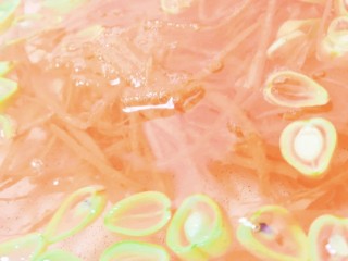 2、杂蔬煎虾仁,2.将胡萝卜刨丝，蚕干豆切小后一起淖熟。