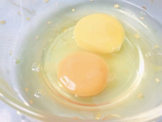 5、杂蔬煎虾仁,5.两个鸡蛋加盐搅拌均匀。