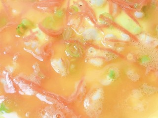 6、杂蔬煎虾仁,6.用漏勺均匀往锅中倒入蛋液，煎熟