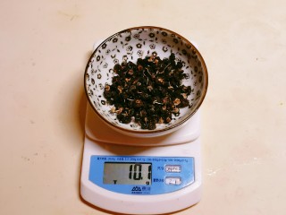 3、山药枸杞粥,黑枸杞称重