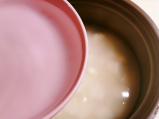 9、山药枸杞粥,放入清水